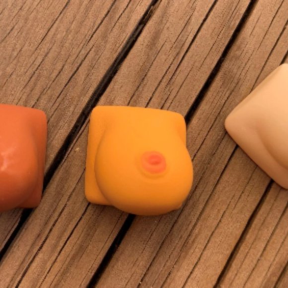 FUNNY Boob keycap - Picture 7 of 7